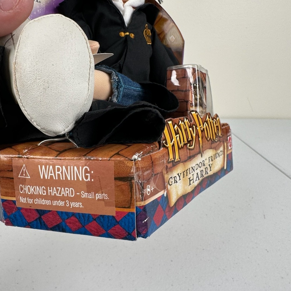 Mattel Harry Potter GRYFFINDOR FRIENDS Doll with Charm, 2001 - Picture 7 of 7